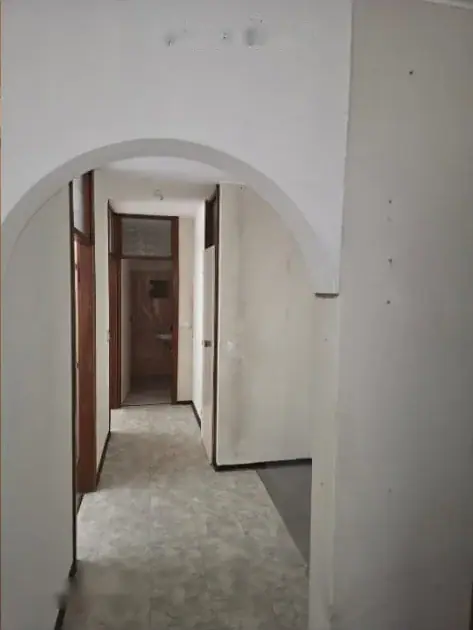 Dasselbe Vorzimmer leergeräumt, Einbauschrank und Vertäfelung entfernt
