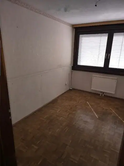 Dasselbe Zimmer leergeräumt