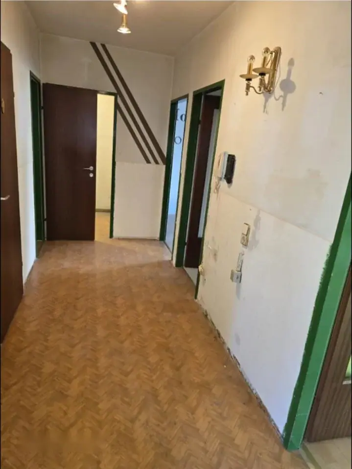 Leeres Vorzimmer, Türen freigeräumt