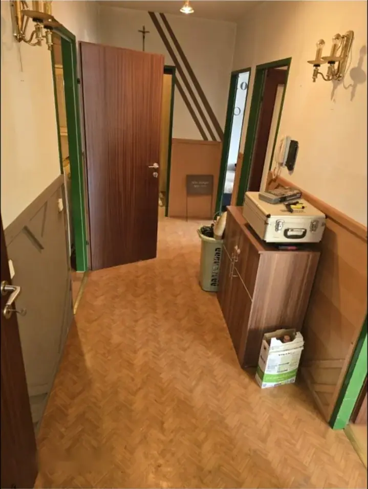 Vorzimmer mit Kommode, Garderobe und Abstellgut