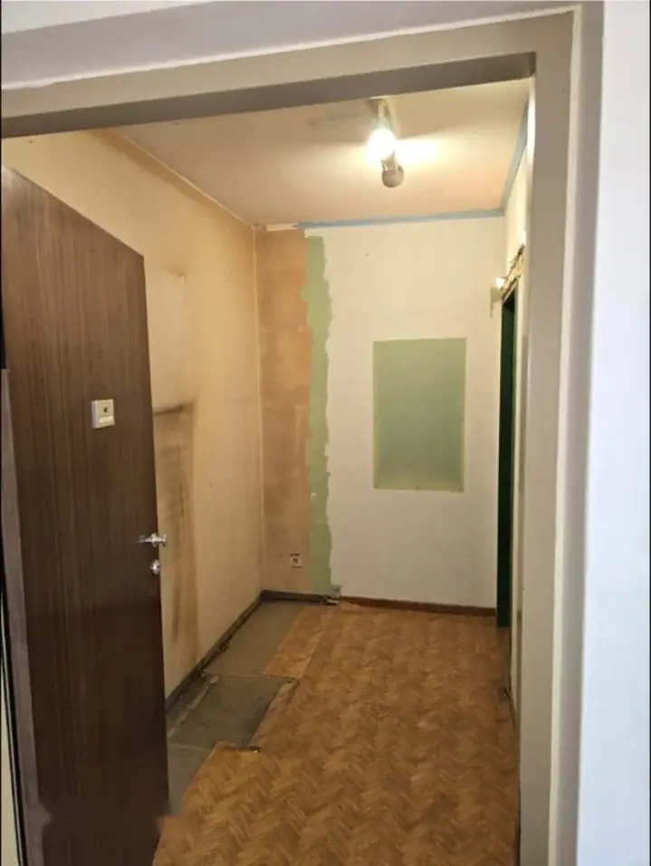Leeres Vorzimmer nach Demontage des Einbauschranks