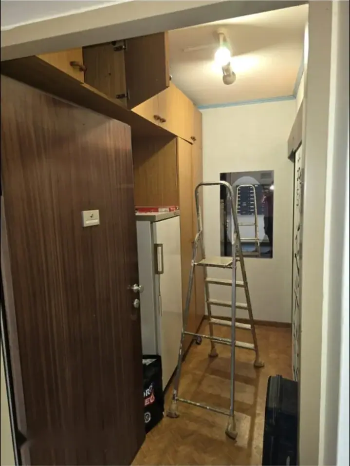 Vorzimmer mit Einbauschrank, Kühlschrank und Leiter
