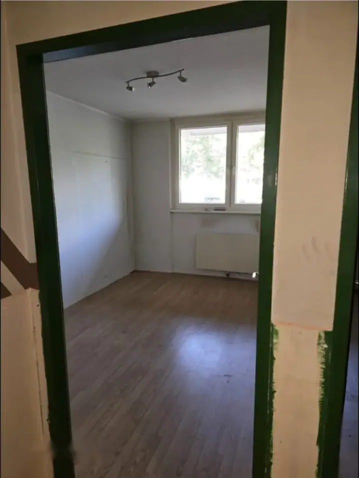 Leergeräumtes Zimmer mit Blick zum Fenster