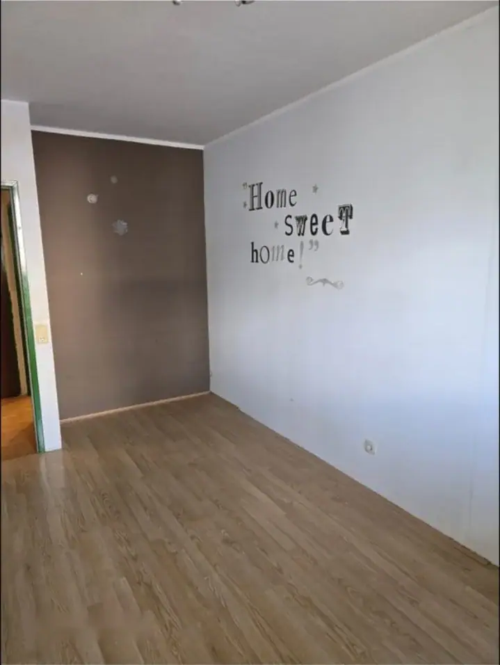 Dasselbe Schlafzimmer leer, Bett und Schrank entfernt